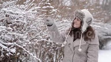 戴着<strong>暖</strong>和帽子玩雪的女人。圣诞节假期。冬雪的<strong>心</strong>情。可爱的女孩在冬季公园玩得很开<strong>心</strong>。冬天的女人。克